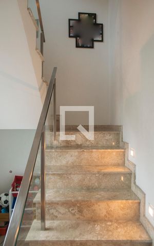 Casa de condomínio à venda com 160m², 3 quartos e 2 vagas Casa de condomínio à venda com 160m², 3 quartos e 2 vagasEscada