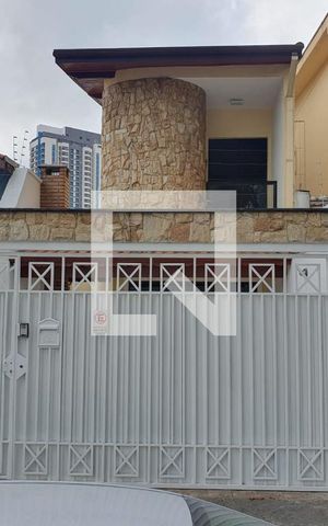 Casa à venda com 250m², 3 quartos e 2 vagas Casa à venda com 250m², 3 quartos e 2 vagasFachada
