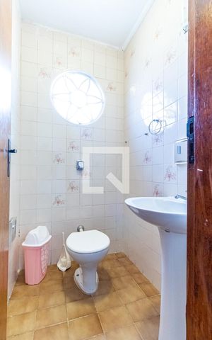 Casa à venda com 250m², 3 quartos e 3 vagas Casa à venda com 250m², 3 quartos e 3 vagasLavabo