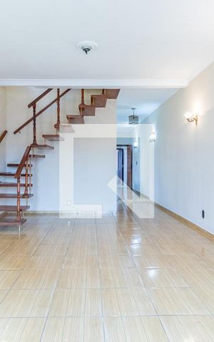 Casa à venda com 250m², 3 quartos e 3 vagas Casa à venda com 250m², 3 quartos e 3 vagasSala