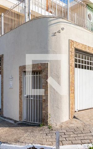 Casa à venda com 250m², 3 quartos e 3 vagas Casa à venda com 250m², 3 quartos e 3 vagasFachada