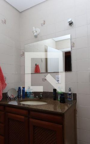 Casa à venda com 210m², 4 quartos e 3 vagas Casa à venda com 210m², 4 quartos e 3 vagasBanheiro da Suíte master