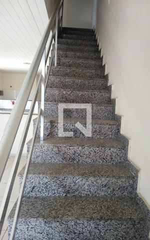 Apartamento para alugar com 96m², 2 quartos e 1 vaga Apartamento para alugar com 96m², 2 quartos e 1 vagaEscada