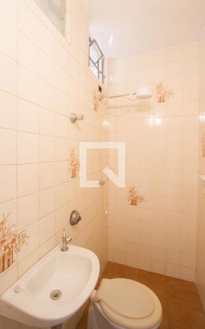 Casa à venda com 162m², 3 quartos e 2 vagas Casa à venda com 162m², 3 quartos e 2 vagasBanheiro de Serviço