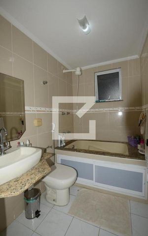 Casa à venda com 220m², 4 quartos e 3 vagasBanheiro da Suíte 1