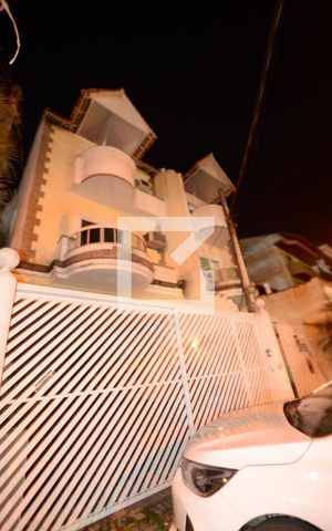 Casa à venda com 220m², 4 quartos e 3 vagasFachada