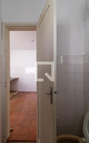 Casa à venda com 200m², 4 quartos e 3 vagas Casa à venda com 200m², 4 quartos e 3 vagasEdícula - Banheiro