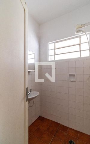 Casa à venda com 200m², 4 quartos e 3 vagas Casa à venda com 200m², 4 quartos e 3 vagasEdícula - Banheiro