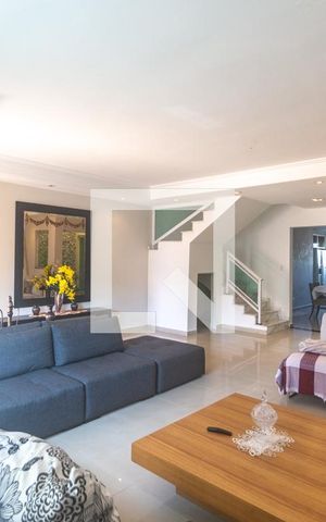 Casa à venda com 298m², 3 quartos e 5 vagas Casa à venda com 298m², 3 quartos e 5 vagasSala de Estar