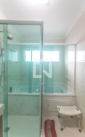 Casa à venda com 298m², 3 quartos e 5 vagas Casa à venda com 298m², 3 quartos e 5 vagasBanheiro da Suíte 3