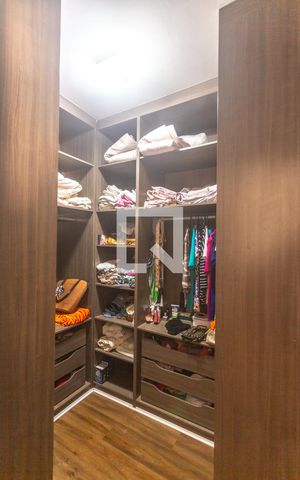 Casa à venda com 298m², 3 quartos e 5 vagas Casa à venda com 298m², 3 quartos e 5 vagasCloset da Suíte 3