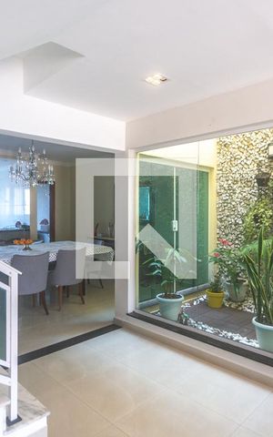 Casa à venda com 298m², 3 quartos e 5 vagas Casa à venda com 298m², 3 quartos e 5 vagasJardim de Inverno