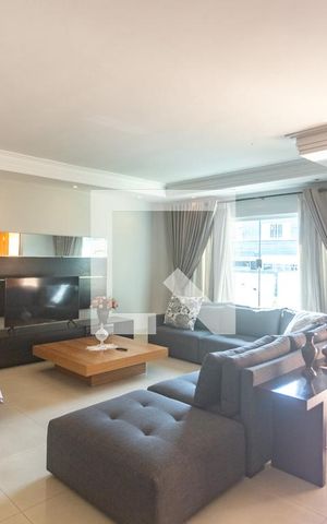 Casa à venda com 298m², 3 quartos e 5 vagas Casa à venda com 298m², 3 quartos e 5 vagasSala de Estar