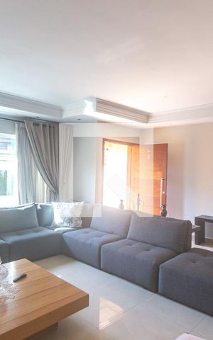 Casa à venda com 298m², 3 quartos e 5 vagas Casa à venda com 298m², 3 quartos e 5 vagasSala de Estar