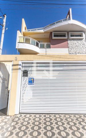 Casa à venda com 298m², 3 quartos e 5 vagas Casa à venda com 298m², 3 quartos e 5 vagasFachada