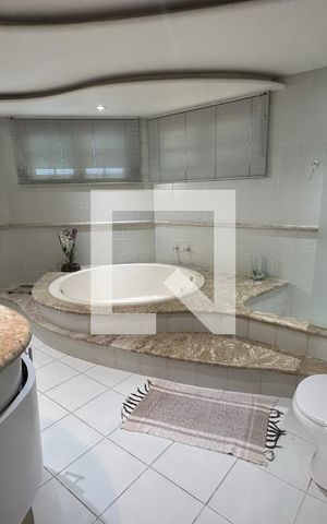 Casa de condomínio à venda com 350m², 4 quartos e 2 vagas Casa de condomínio à venda com 350m², 4 quartos e 2 vagasBanheiro da Suíte master