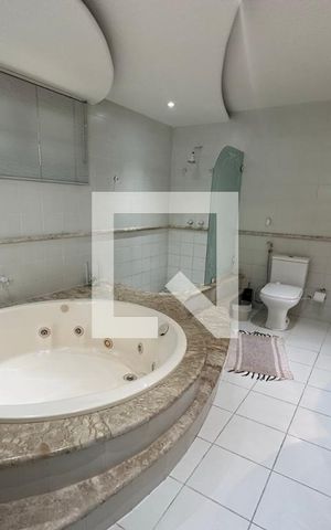 Casa de condomínio à venda com 350m², 4 quartos e 2 vagas Casa de condomínio à venda com 350m², 4 quartos e 2 vagasBanheiro da Suíte master