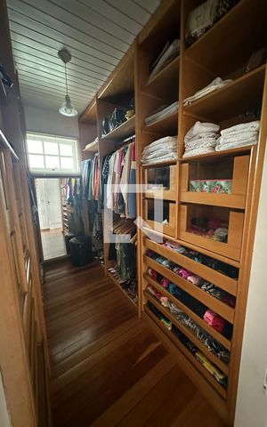Casa de condomínio à venda com 350m², 4 quartos e 2 vagas Casa de condomínio à venda com 350m², 4 quartos e 2 vagasCloset da suíte master