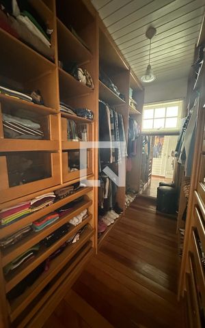 Casa de condomínio à venda com 350m², 4 quartos e 2 vagas Casa de condomínio à venda com 350m², 4 quartos e 2 vagasCloset da suíte master