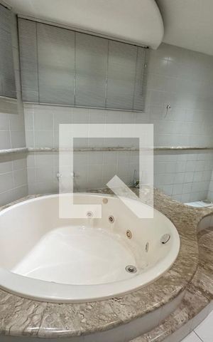 Casa de condomínio à venda com 350m², 4 quartos e 2 vagas Casa de condomínio à venda com 350m², 4 quartos e 2 vagasBanheiro da Suíte master