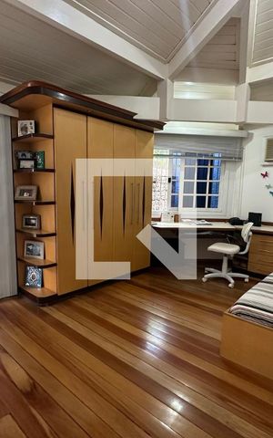 Casa de condomínio à venda com 350m², 4 quartos e 2 vagas Casa de condomínio à venda com 350m², 4 quartos e 2 vagasQuarto 1