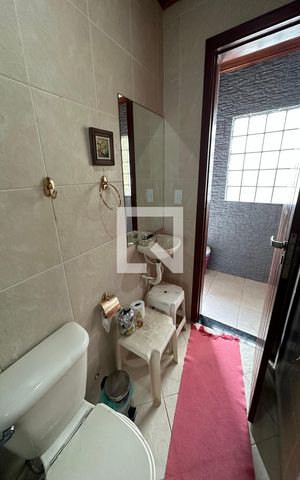 Casa de condomínio à venda com 350m², 4 quartos e 2 vagas Casa de condomínio à venda com 350m², 4 quartos e 2 vagasBanheiro area externa
