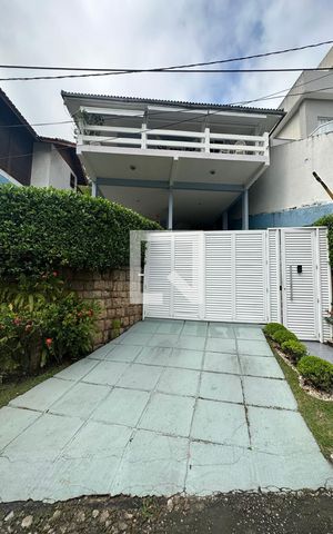 Casa de condomínio à venda com 350m², 4 quartos e 2 vagas Casa de condomínio à venda com 350m², 4 quartos e 2 vagasFachada