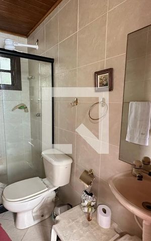 Casa de condomínio à venda com 350m², 4 quartos e 2 vagas Casa de condomínio à venda com 350m², 4 quartos e 2 vagasBanheiro area externa