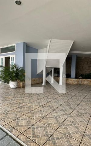 Casa de condomínio à venda com 350m², 4 quartos e 2 vagas Casa de condomínio à venda com 350m², 4 quartos e 2 vagasQuintal
