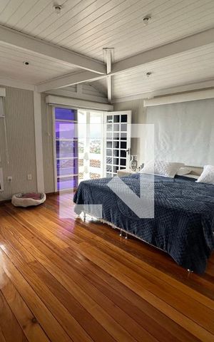 Casa de condomínio à venda com 350m², 4 quartos e 2 vagas Casa de condomínio à venda com 350m², 4 quartos e 2 vagasSuíte master