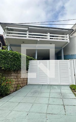 Casa de condomínio à venda com 350m², 4 quartos e 2 vagas Casa de condomínio à venda com 350m², 4 quartos e 2 vagasFachada