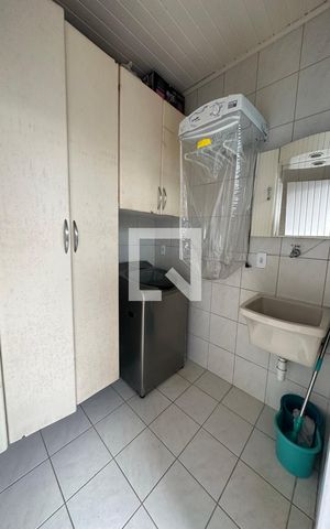 Casa de condomínio à venda com 350m², 4 quartos e 2 vagas Casa de condomínio à venda com 350m², 4 quartos e 2 vagasÁrea de Serviço