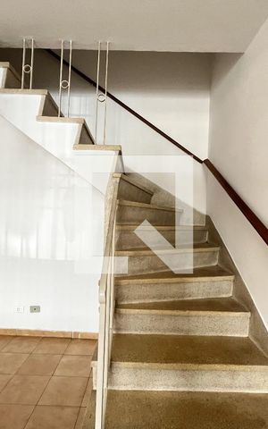 Casa à venda com 90m², 4 quartos e 1 vaga Casa à venda com 90m², 4 quartos e 1 vagaEscada