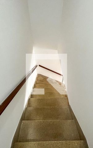 Casa à venda com 90m², 4 quartos e 1 vaga Casa à venda com 90m², 4 quartos e 1 vagaEscada