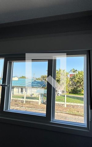 Casa à venda com 141m², 2 quartos e 2 vagasQuarto Suíte 2 - Janela