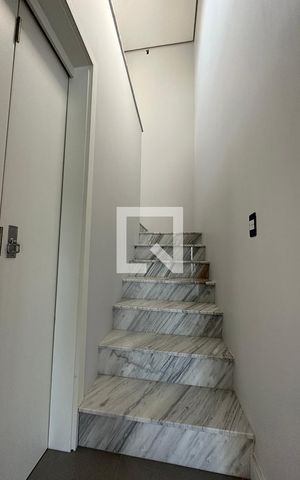 Casa à venda com 141m², 2 quartos e 2 vagasEscada