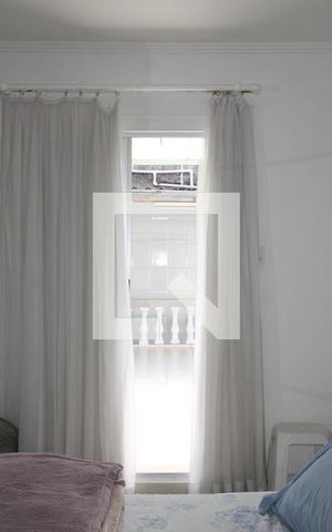 Casa à venda com 125m², 2 quartos e 2 vagasQuarto Suíte 2 - cortina aberta