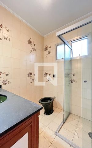 Casa à venda com 500m², 5 quartos e 6 vagas Casa à venda com 500m², 5 quartos e 6 vagasBanheiro Quarto 1