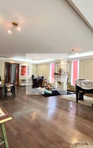 Casa à venda com 500m², 5 quartos e 6 vagas Casa à venda com 500m², 5 quartos e 6 vagasSala