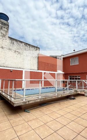 Casa à venda com 500m², 5 quartos e 6 vagas Casa à venda com 500m², 5 quartos e 6 vagasPiscina