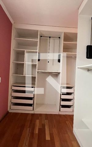 Casa à venda com 500m², 5 quartos e 6 vagas Casa à venda com 500m², 5 quartos e 6 vagasCloset Quarto 4