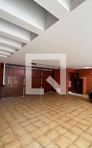 Casa à venda com 500m², 5 quartos e 6 vagas Casa à venda com 500m², 5 quartos e 6 vagasGaragem