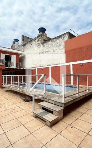 Casa à venda com 500m², 5 quartos e 6 vagas Casa à venda com 500m², 5 quartos e 6 vagasPiscina