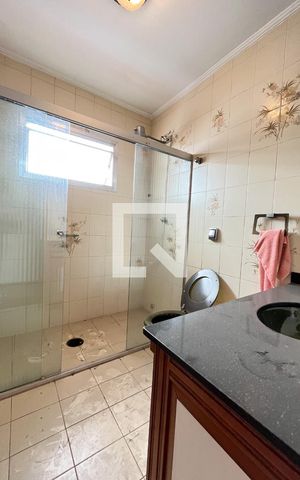 Casa à venda com 500m², 5 quartos e 6 vagas Casa à venda com 500m², 5 quartos e 6 vagasBanheiro Quarto 2