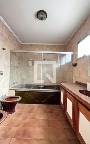 Casa à venda com 500m², 5 quartos e 6 vagas Casa à venda com 500m², 5 quartos e 6 vagasBanheiro Quarto 4