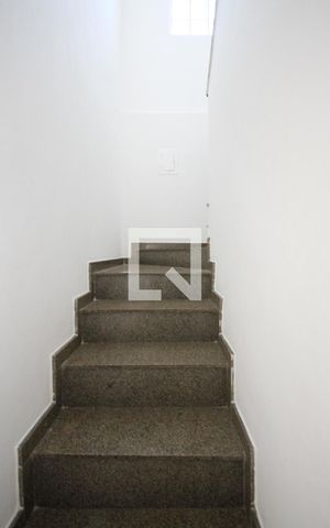 Casa à venda com 280m², 3 quartos e 2 vagas Casa à venda com 280m², 3 quartos e 2 vagasEscada