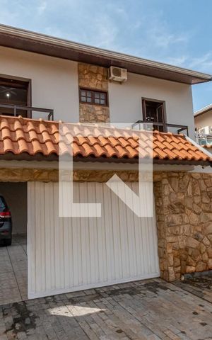 Casa de condomínio à venda com 220m², 4 quartos e 4 vagas Casa de condomínio à venda com 220m², 4 quartos e 4 vagasFachada