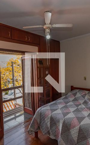 Casa de condomínio à venda com 220m², 4 quartos e 4 vagas Casa de condomínio à venda com 220m², 4 quartos e 4 vagasSuite 2