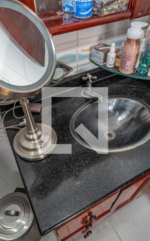 Casa de condomínio à venda com 220m², 4 quartos e 4 vagas Casa de condomínio à venda com 220m², 4 quartos e 4 vagasDetalhe Banheiro da Suíte 2