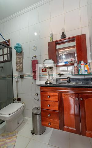 Casa de condomínio à venda com 220m², 4 quartos e 4 vagas Casa de condomínio à venda com 220m², 4 quartos e 4 vagasBanheiro da Suíte 2